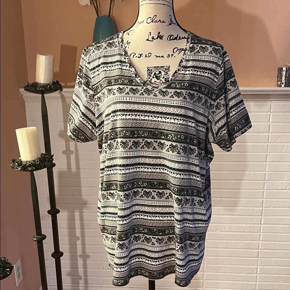 🖤WOMAN WITHIN BLK/WHT FLORAL TOP SIZE 1X 22/24🖤